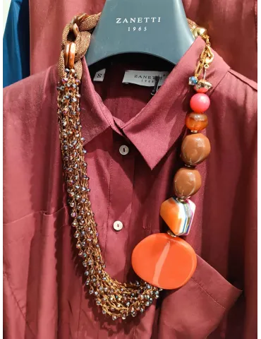 Collana corta in seta argento con rigatone in oro e strass