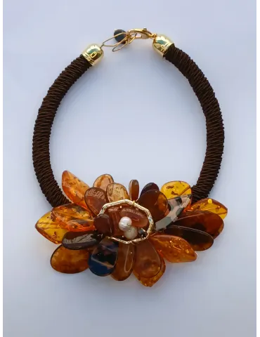 Collana corta in seta lurex marrone con fiore centrale e perle