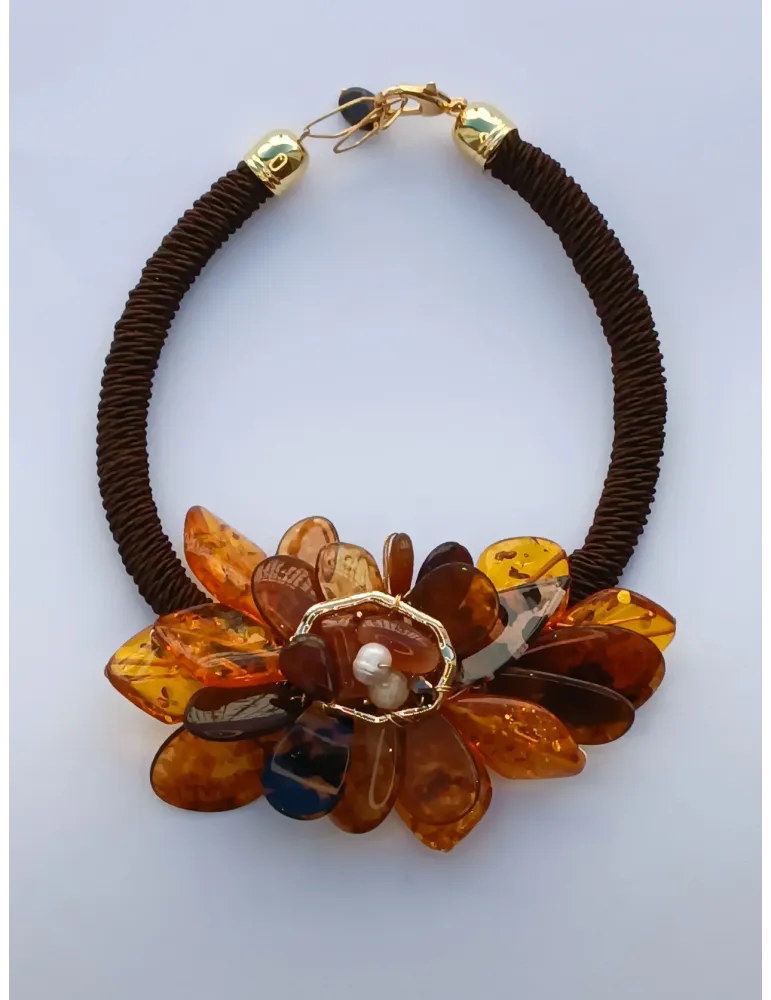 Collana corta in seta lurex marrone con fiore centrale e perle