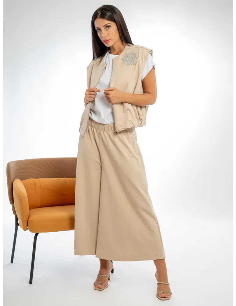Tuta beige da passeggio gilet over e panta-gonna con fiore di strass