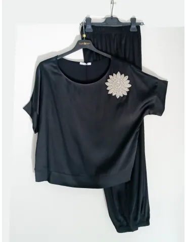 Blusa in raso nero di viscosa con fiore di strass Olivia Rei Curvy 2