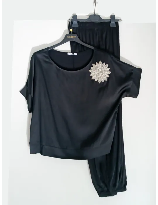 Blusa in raso nero di viscosa con fiore di strass Olivia Rei Curvy