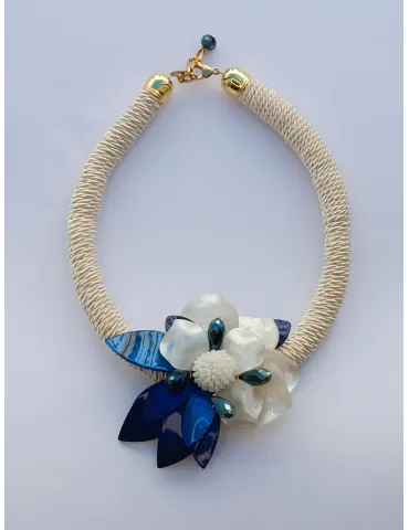Collana corta in seta con fiore centrale e perle bianco e blu 2