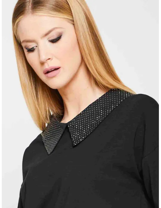 Black cotton t-shirt with rhinestone collar