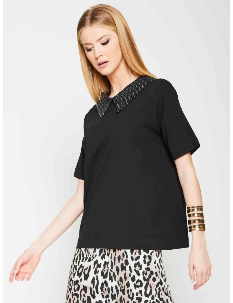 Black cotton t-shirt with rhinestone collar