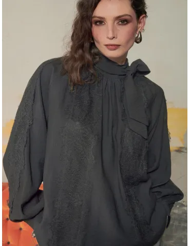 Camicia nera bianca oversize con pizzo e fiocco posteriore by Mousse