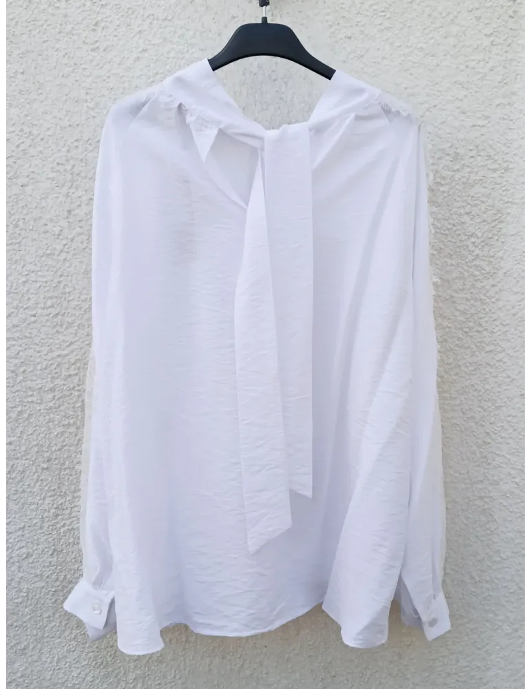 Camicia blusa bianca oversize con pizzo e fiocco posteriore by Mousse