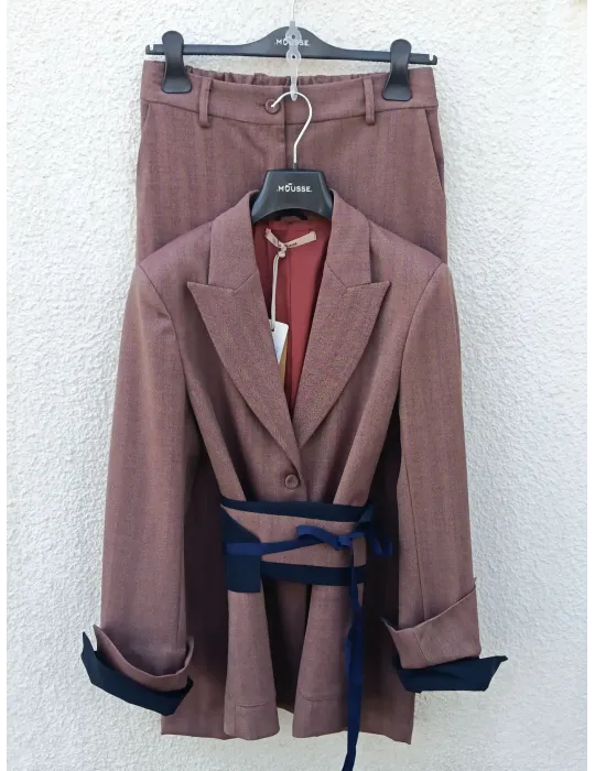 Tailleur spigato con cintura | Mousse Numero Primo semi-conformato