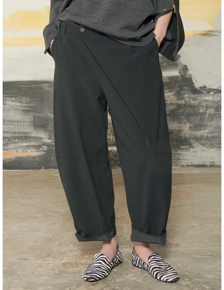 Pantaloni neri a portafoglio modello carota | Mousse semi-curvy