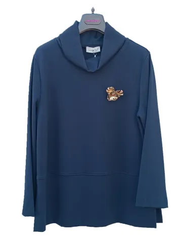 Blusa dolcevita in cady blu con spilla dorata Amethist fino alla 52