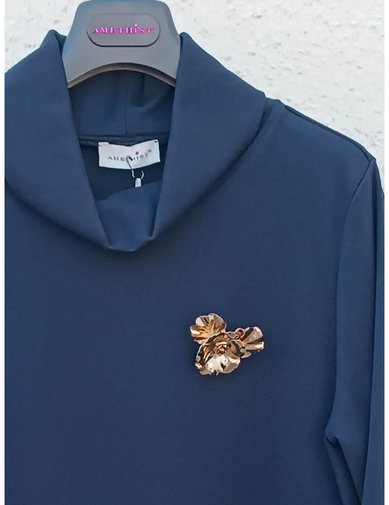 Blusa dolcevita in cady blu con spilla dorata Amethist fino alla 52