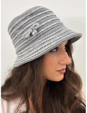 Cappelli donna Complit | Cloche grigio perla con intrecci e fiocco