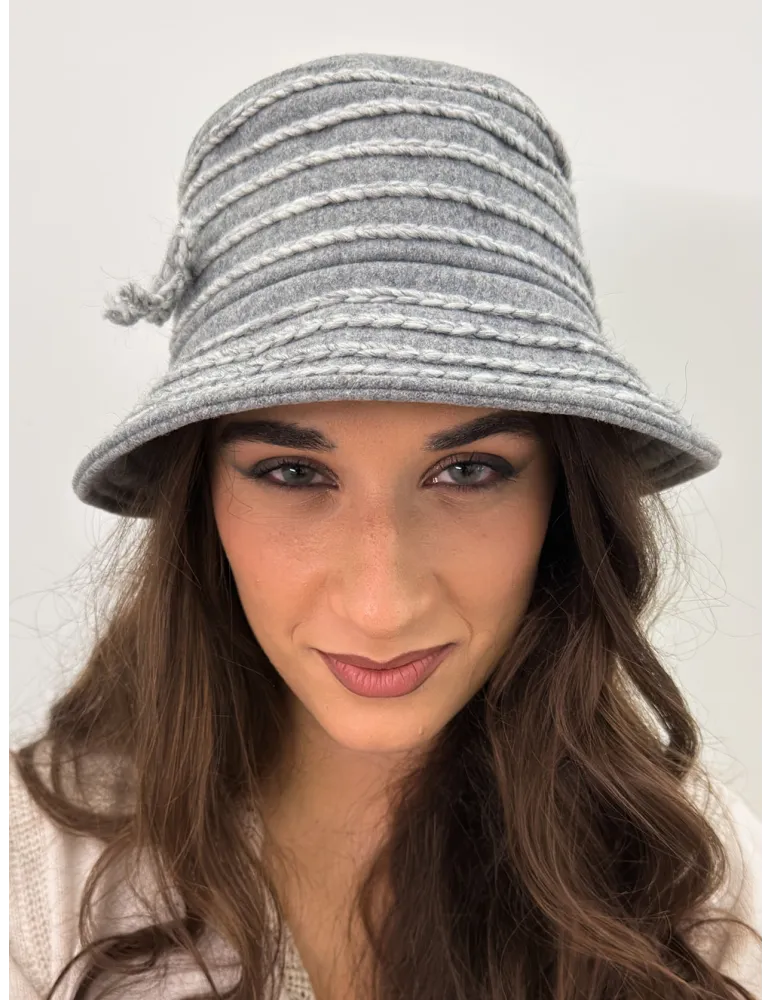Cappelli donna Complit | Cloche grigio perla con intrecci e fiocco