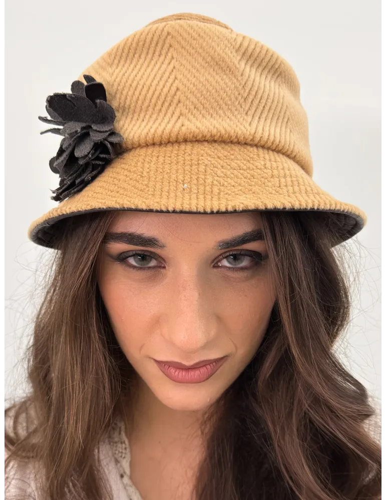 Cappelli donna Complit | Cloche beige chiaro con fiore in eco pelle