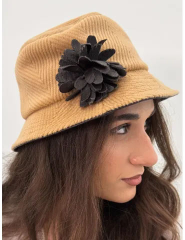 Cappelli donna Complit | Cloche beige chiaro con fiore in eco pelle