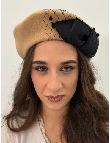 Beige wool beret with black bow and tulle by Complit 2
