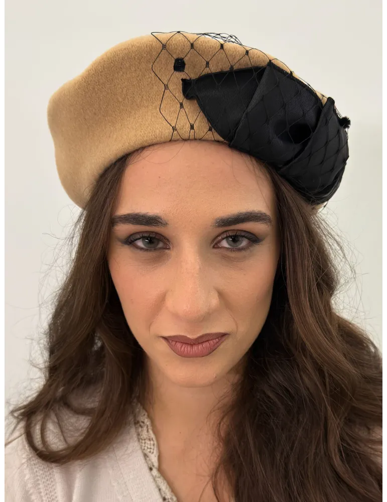 Beige wool beret with black bow and tulle by Complit