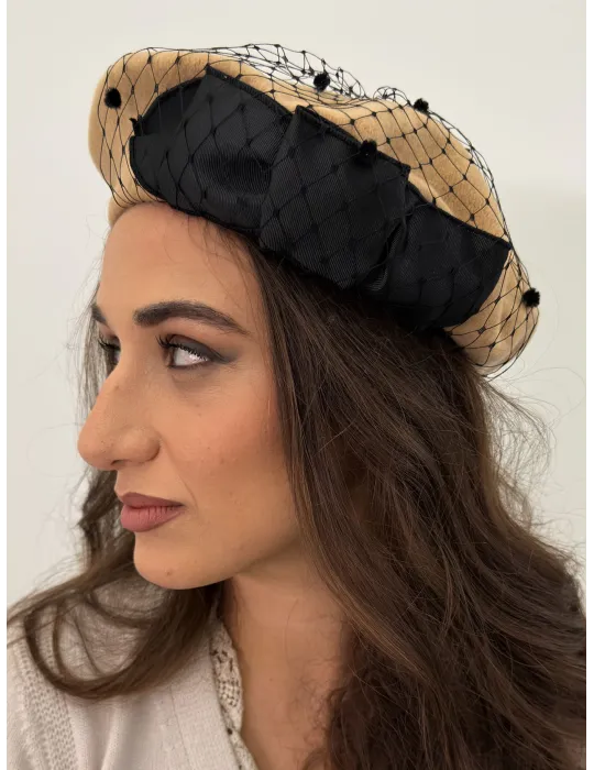 Beige wool beret with black bow and tulle by Complit
