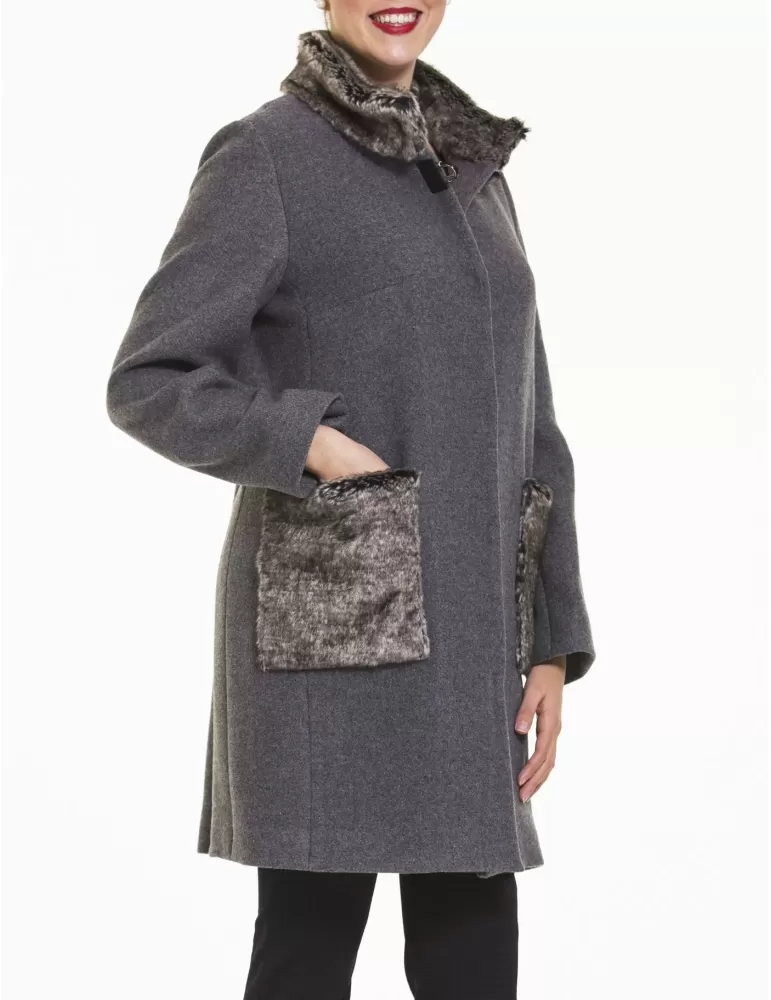 Cappotto grigio con collo e tasche di pelliccia Laura Gigliotti