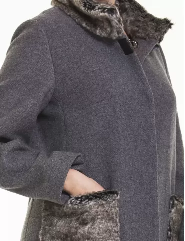 Cappotto grigio con collo e tasche di pelliccia Laura Gigliotti 2
