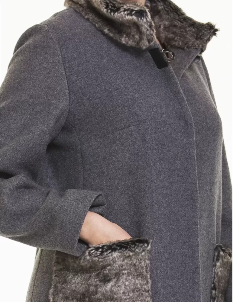 Cappotto grigio con collo e tasche di pelliccia Laura Gigliotti