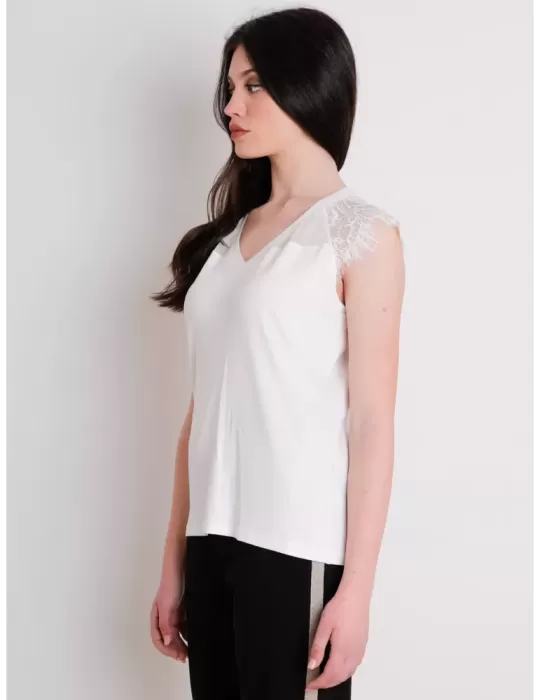 Fuego Woman white vest top lace strap with heart of rhinestones