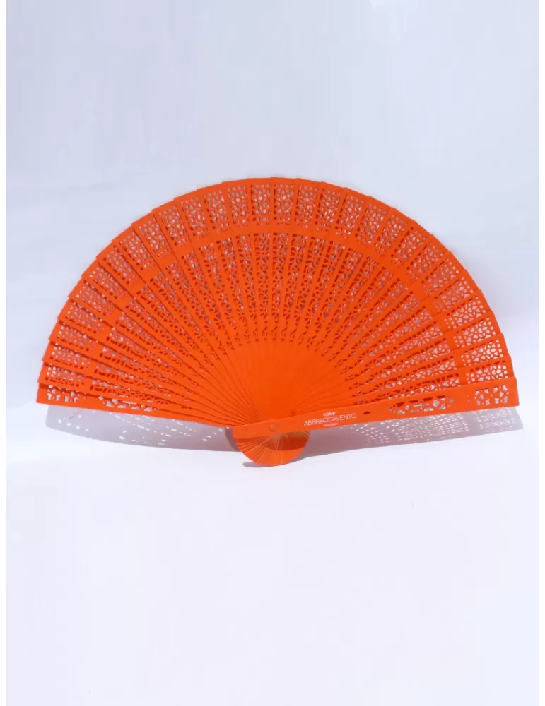 Ventaglio bamboo intagliato arancione con logo Abbracciavento