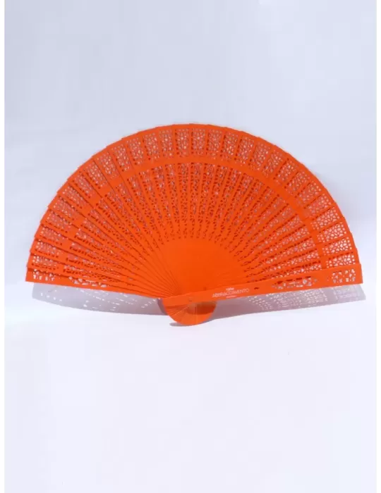 Ventaglio bamboo intagliato arancione con logo Abbracciavento